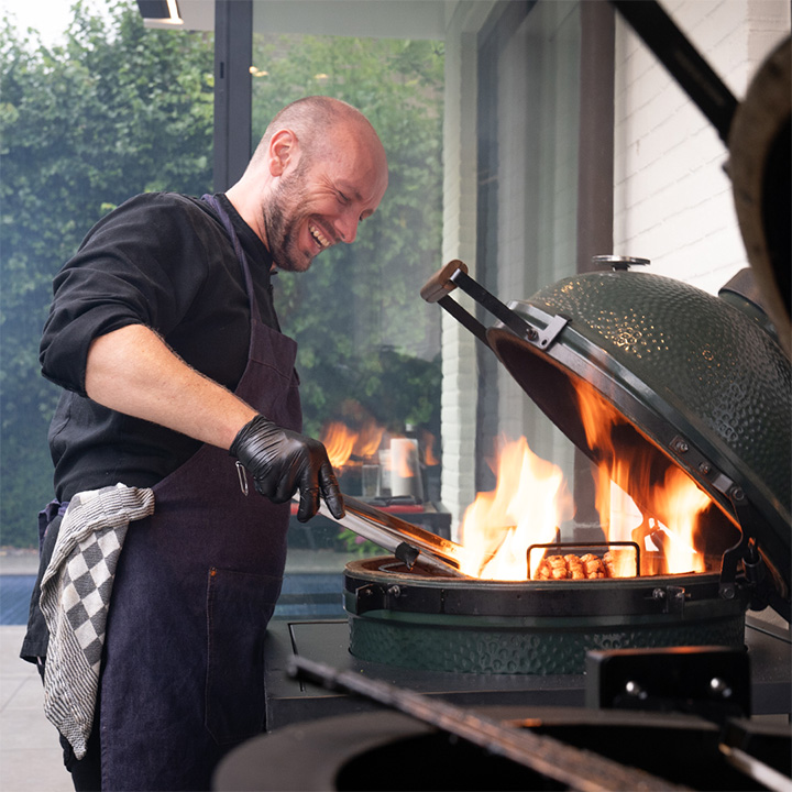 Dutch Pitmaster aan het BBQ'en